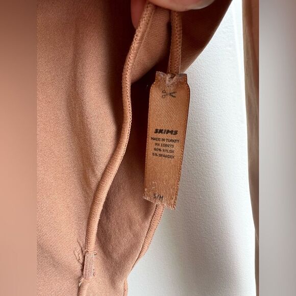 SKIMS mock neck long sleeve bodysuit camel Size small/medium - Picture 3 of 6